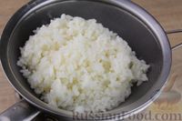 Фото приготовления рецепта: Шпротный салат с рисом, огурцом, горошком и яйцами - шаг №3