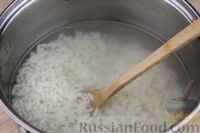 Фото приготовления рецепта: Шпротный салат с рисом, огурцом, горошком и яйцами - шаг №2