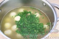 Фото приготовления рецепта: Куриный суп с вермишелью, горошком и фрикадельками с варёными яйцами - шаг №19