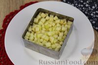Фото приготовления рецепта: Слоёный салат с копчёной курицей, редисом, яблоками, огурцом и сыром - шаг №10