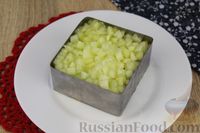 Фото приготовления рецепта: Слоёный салат с копчёной курицей, редисом, яблоками, огурцом и сыром - шаг №11