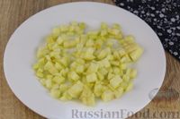 Фото приготовления рецепта: Слоёный салат с копчёной курицей, редисом, яблоками, огурцом и сыром - шаг №7