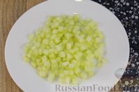 Фото приготовления рецепта: Слоёный салат с копчёной курицей, редисом, яблоками, огурцом и сыром - шаг №5
