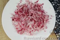 Фото приготовления рецепта: Слоёный салат с копчёной курицей, редисом, яблоками, огурцом и сыром - шаг №6