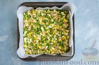 Фото приготовления рецепта: Заливной пирог с тунцом, яйцами и зелёным луком - шаг №9