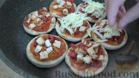 Фото приготовления рецепта: Мини-пиццы с курицей, овощами и маслинами (на сковороде) - шаг №18