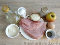 Фото приготовления рецепта: Котлеты из индейки с яблоком и базиликом - шаг №1