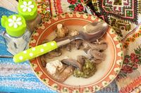 Фото к рецепту: Сливочный суп с куриными кнелями, брокколи и шампиньонами