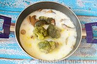 Фото приготовления рецепта: Сливочный суп с куриными кнелями, брокколи и шампиньонами - шаг №6
