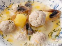 Фото приготовления рецепта: Суп с фрикадельками, грибами и плавленым сыром - шаг №12