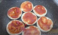 Фото приготовления рецепта: Мини-пиццы с курицей, овощами и маслинами (на сковороде) - шаг №17