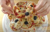 Фото приготовления рецепта: Мини-пиццы с курицей, овощами и маслинами (на сковороде) - шаг №21