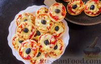 Фото к рецепту: Мини-пиццы с курицей, овощами и маслинами (на сковороде)