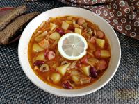 Фото к рецепту: Фасолевый суп с капустой, сосисками и оливками