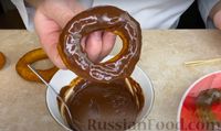 Фото приготовления рецепта: Пончики с шоколадной глазурью (из дрожжевого теста) - шаг №13