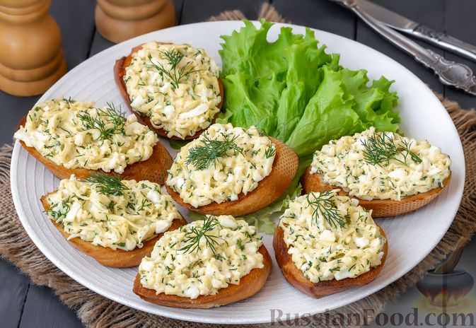 Горячие бутерброды с зеленым луком, сыром и яйцом