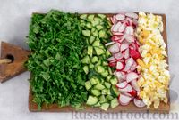 Фото приготовления рецепта: Салат из пекинской капусты с редисом, огурцом, черемшой и яйцами - шаг №4