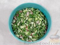 Фото приготовления рецепта: Салат из пекинской капусты с редисом, огурцом, черемшой и яйцами - шаг №6