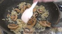 Фото приготовления рецепта: Капустный заливной пирог с овсянкой, грибами и сыром - шаг №6