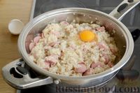 Фото приготовления рецепта: Ячневая каша с сосисками и яйцом - шаг №8