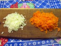 Фото приготовления рецепта: Салат из моркови с яйцами, луком и зелёным горошком - шаг №2