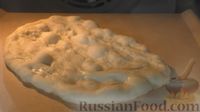 Фото приготовления рецепта: Дрожжевые лепёшки на сметане, с чесночным маслом - шаг №9
