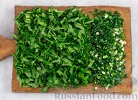 Фото приготовления рецепта: Салат из крабовых палочек с редиской, черемшой и огурцом - шаг №3