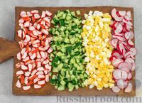 Фото приготовления рецепта: Салат из крабовых палочек с редиской, черемшой и огурцом - шаг №4