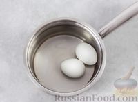 Фото приготовления рецепта: Гренки с намазкой из сыра, варёных яиц и зелёного лука - шаг №2