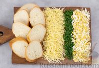 Фото приготовления рецепта: Гренки с намазкой из сыра, варёных яиц и зелени - шаг №3