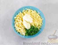 Фото приготовления рецепта: Гренки с намазкой из сыра, варёных яиц и зелёного лука - шаг №4