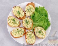Фото приготовления рецепта: Гренки с намазкой из сыра, варёных яиц и зелени - шаг №9