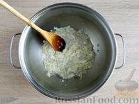 Фото приготовления рецепта: Куриный суп с шампиньонами и стручковой фасолью - шаг №3