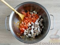Фото приготовления рецепта: Куриный суп с шампиньонами и стручковой фасолью - шаг №9