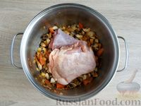 Фото приготовления рецепта: Куриный суп с шампиньонами и стручковой фасолью - шаг №11