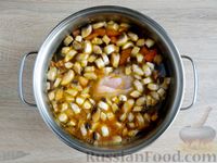 Фото приготовления рецепта: Куриный суп с шампиньонами и стручковой фасолью - шаг №12