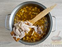 Фото приготовления рецепта: Куриный суп с шампиньонами и стручковой фасолью - шаг №17