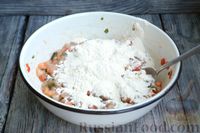 Фото приготовления рецепта: Куриные рубленые котлеты с помидором и базиликом - шаг №7
