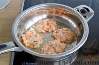 Фото приготовления рецепта: Куриные рубленые котлеты с помидором и базиликом - шаг №9