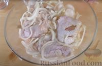 Фото приготовления рецепта: Куриные окорочка, копченные на сковороде, с луком - шаг №5