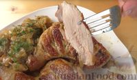 Фото приготовления рецепта: Куриные окорочка, копченные на сковороде, с луком - шаг №14
