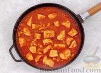 Фото приготовления рецепта: Куриное филе, тушенное в томатном соусе с консервированной фасолью - шаг №7