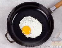 Фото приготовления рецепта: Тосты с яйцом, консервированной фасолью и солёными огурцами - шаг №4