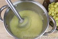 Фото приготовления рецепта: Картофельный суп-пюре с кукурузой, крекерами и молоком - шаг №8