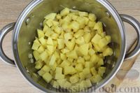 Фото приготовления рецепта: Картофельный суп-пюре с кукурузой, крекерами и молоком - шаг №6
