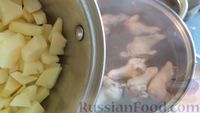 Фото приготовления рецепта: Рассольник с курицей, овощами, консервированной фасолью и кукурузой - шаг №8