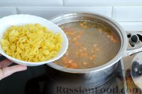 Фото приготовления рецепта: Суп с индейкой, макаронами и консервированным горошком - шаг №9