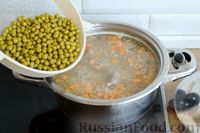 Фото приготовления рецепта: Суп с индейкой, макаронами и консервированным горошком - шаг №10