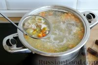 Фото приготовления рецепта: Суп с индейкой, макаронами и консервированным горошком - шаг №11