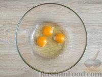 Фото приготовления рецепта: Яичный рулет со шпинатом и сыром (в духовке) - шаг №2